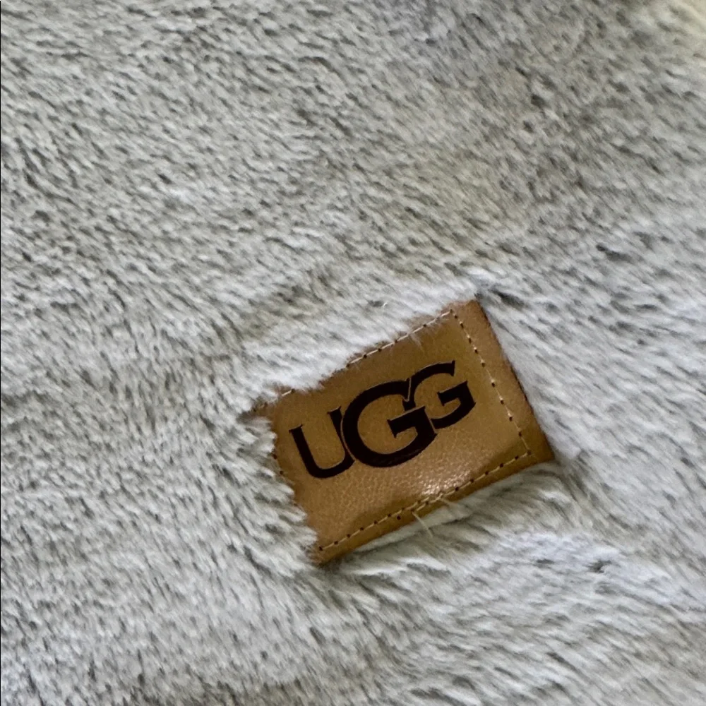 UGG Cozy Plush Throw Blanket - Gray